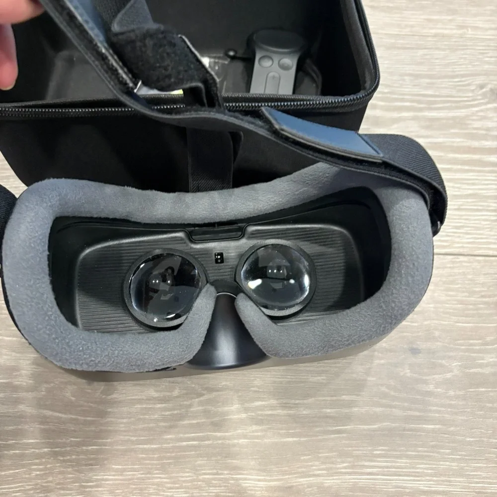Samsung Gear VR SM-R323 Oculus Headset With Controller & Carrying Case Black